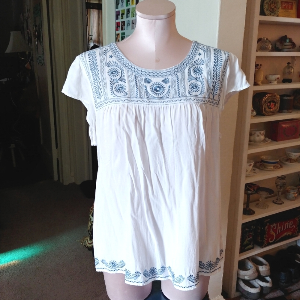 White and Blue Embroidered Women's Top Faded Glory